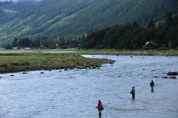 Pescadores tentam o seu salmão antes do horário dos ursos, no lago Chilkat, próximo à Haines, no sudeste do Alaska